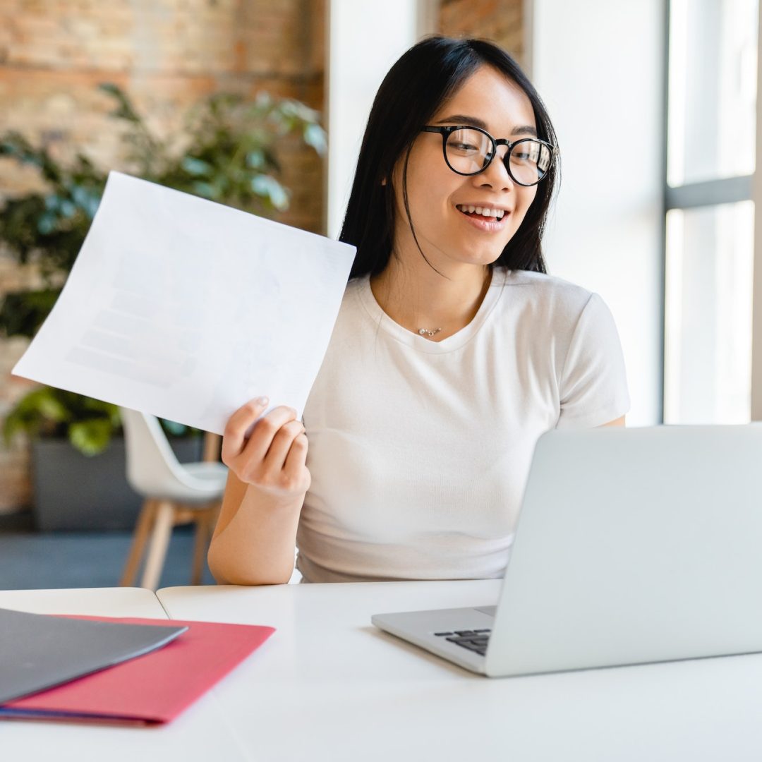 Smart asian young businesswoman working at the desk in coworking area